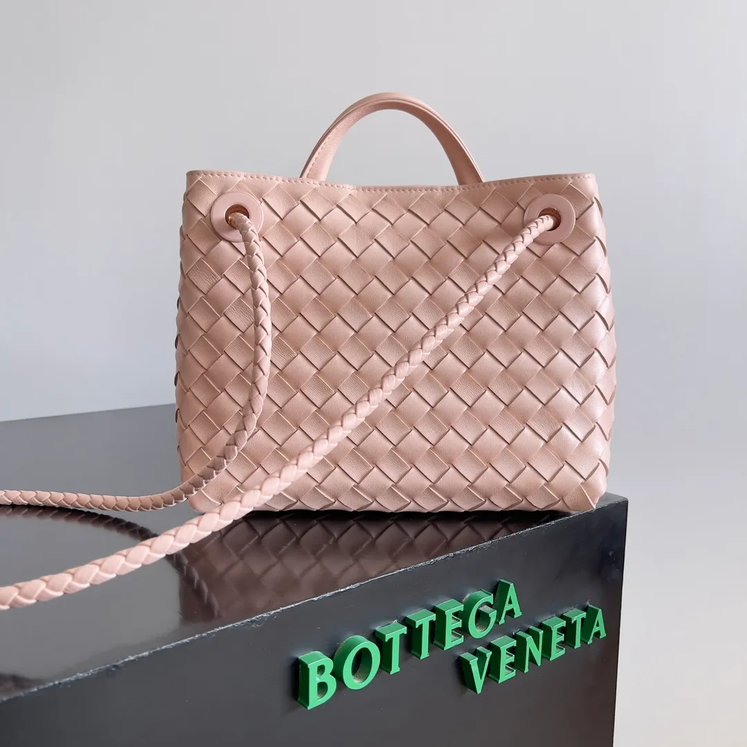 The 2023 new Andiamo batch of 1860 BV has been shipped‼ ️Really popular🔥The new Andiamo woven handbag launched by Bottega Veneta this season is really popular all over the world! ! Celebrities at home and abroad have worn it, and Oscar-winning actress Michelle Yeoh has taken it out on the street. Song Jia, Trai Yara, Yu Feihong, Sanji Ayaka, Rosie Hunting-Whiteley, Yoshioka Riho, etc. have all picked up this bag. It is classic and versatile, showing off its temperament, and the bag capacity is also large, which is very convenient for daily commuting! ! A variety of carrying methods, the shoulder straps can be adjusted by yourself, the original lambskin feels soft and delicate, and the unisex style breaks gender boundaries and brings a more practical and longer-lasting use experience. Andiamo, which has both elegant and casual styles, perfectly interprets the true appearance of "fashionable old money style". Style number: 743568 Size: 25*22*10.5cm